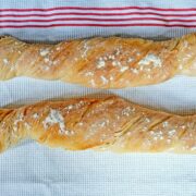 Selbstgebackenes Baguette mit Zitronen-Parmesan-Butter | Madame Cuisine