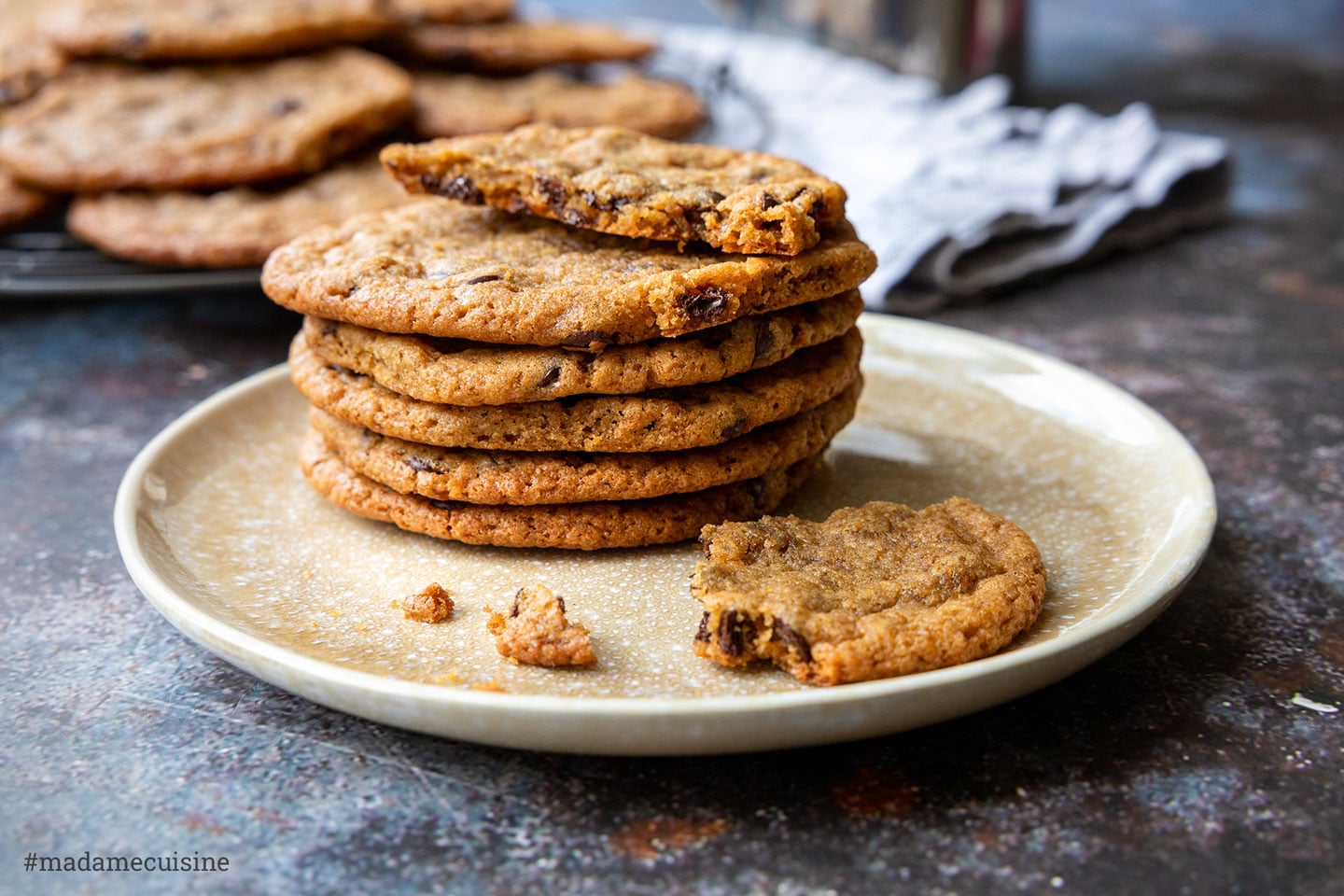 Stapel auf Teller, angebissener Cookie davor