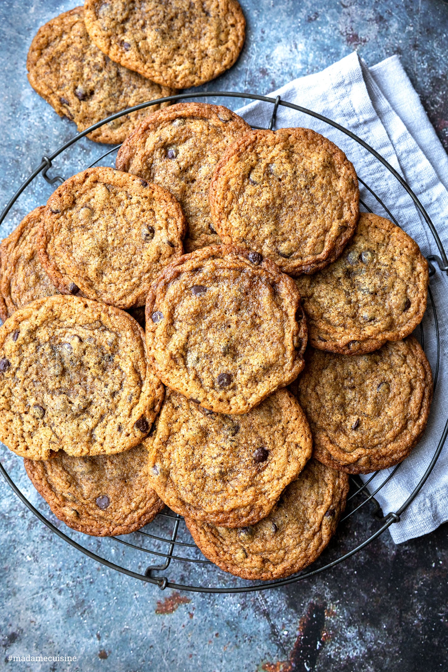 Frisch gebackene Chocolate Chip Cookies auf einem Abkühlgitter