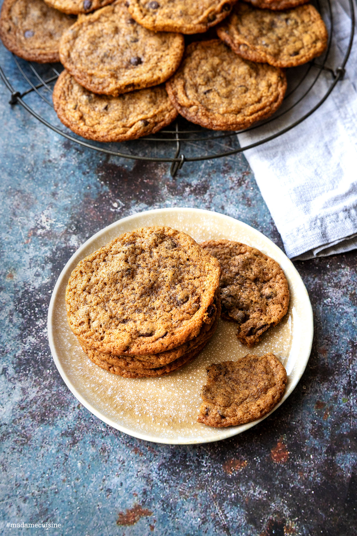 Chocolate Chip Cookies auf Teller und Abkühlgitter
