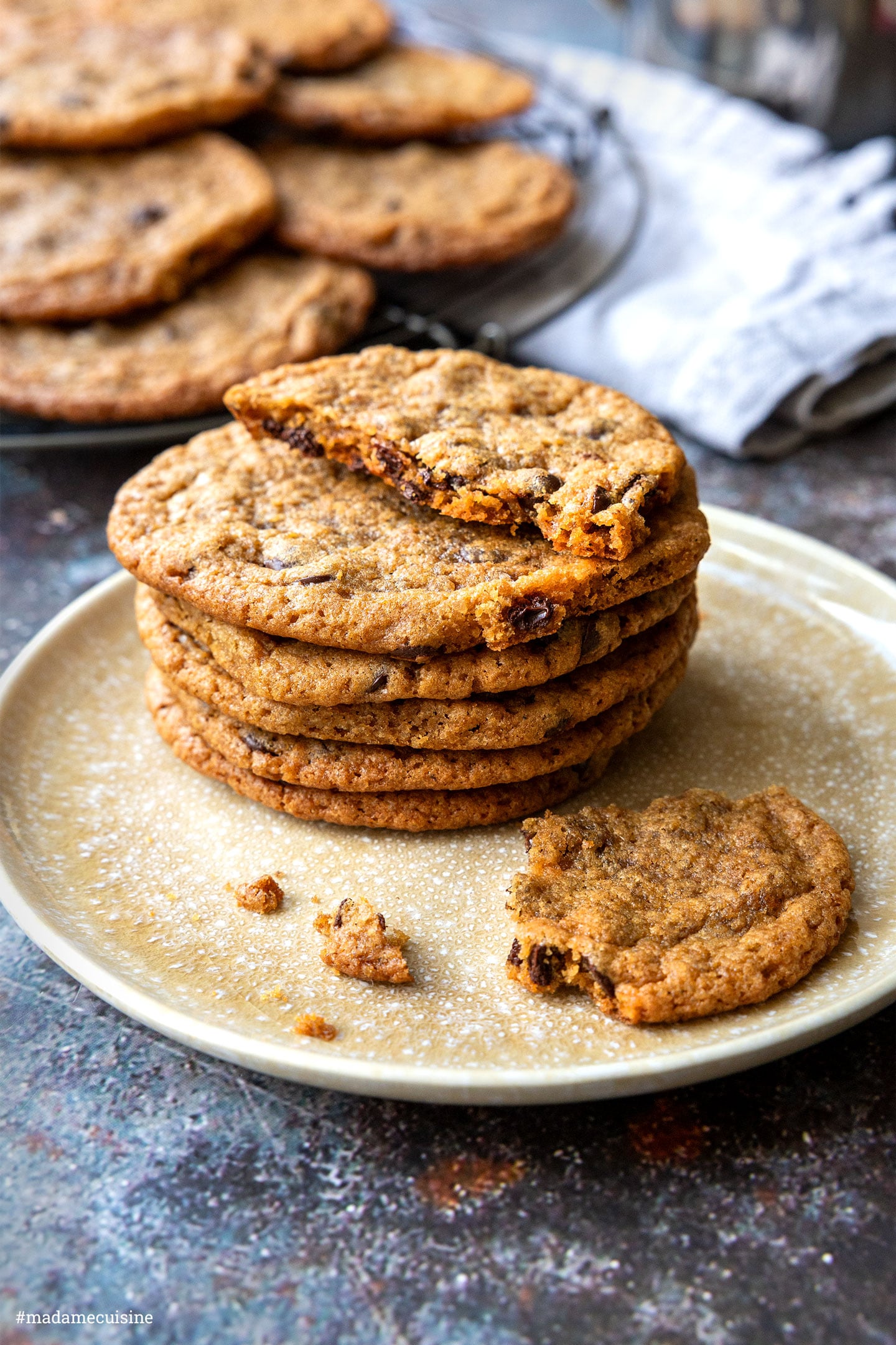 Stapel auf Teller, oberer Cookie aufgebrochen mit sichtbarer weicher Innenseite