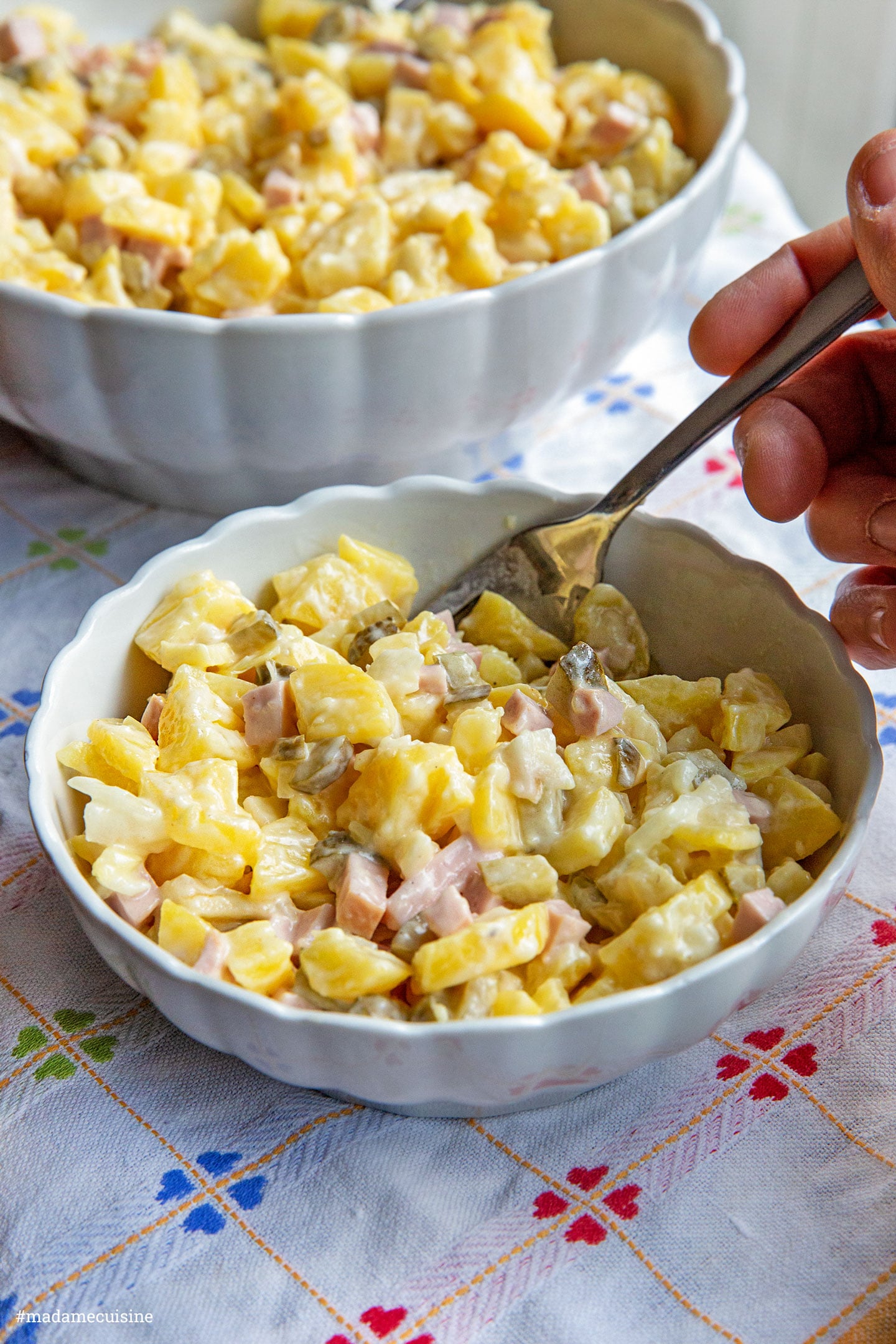 Kartoffelsalat mit Mayonnaise, Gurke und Fleischwurst