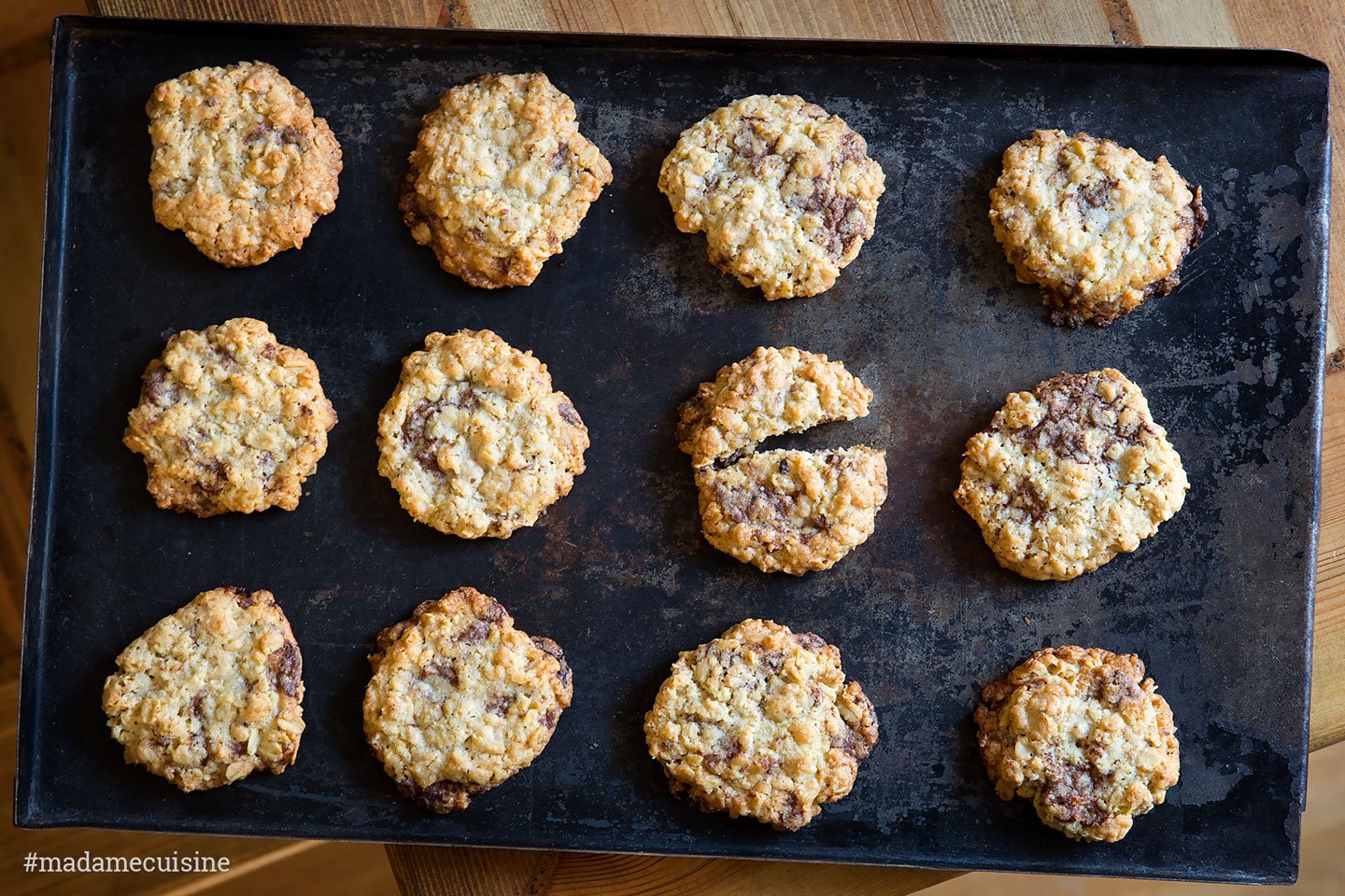 Knusprige Haferflocken-Kekse mit Schoko - Madame Cuisine Knusprige Haferflocken-Kekse mit Schoko - Madame Cuisine