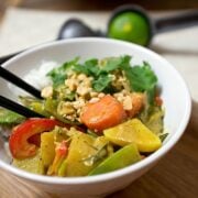 Erdnuss-Kokos-Curry mit frischem Gemüse | Madame Cuisine