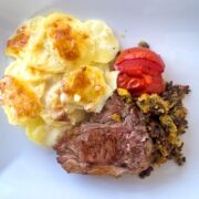 Lammkarree mit Olivenkruste & Rotweinsauce | Madame Cuisine