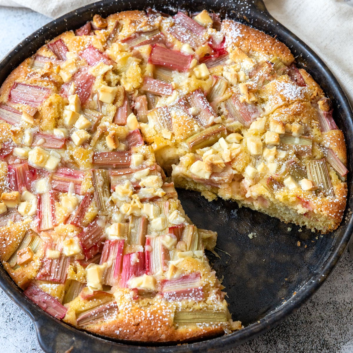 Rhabarberkuchen mit weißer Schokolade