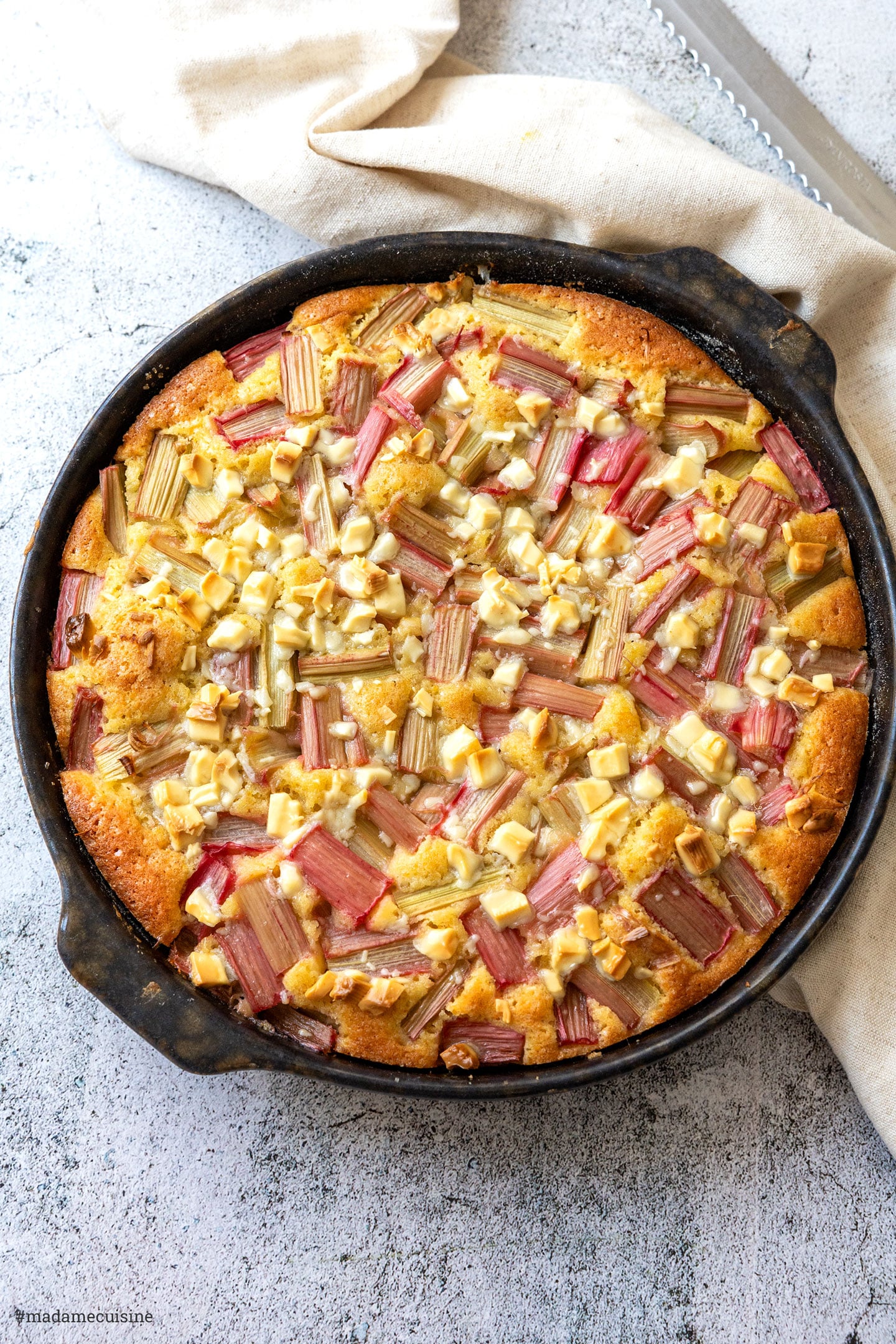 Rhabarberkuchen mit weißer Schokolade