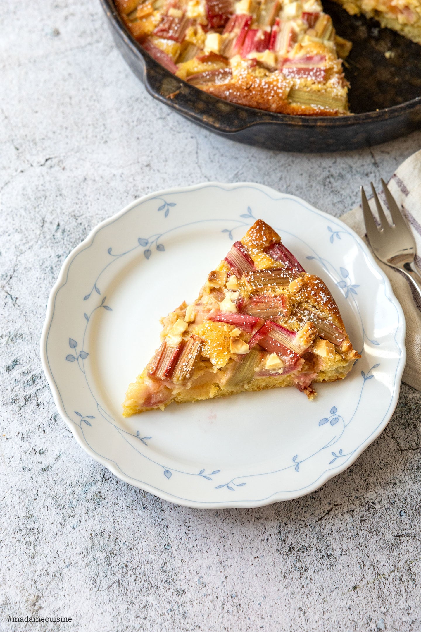 Rhabarberkuchen mit weißer Schokolade