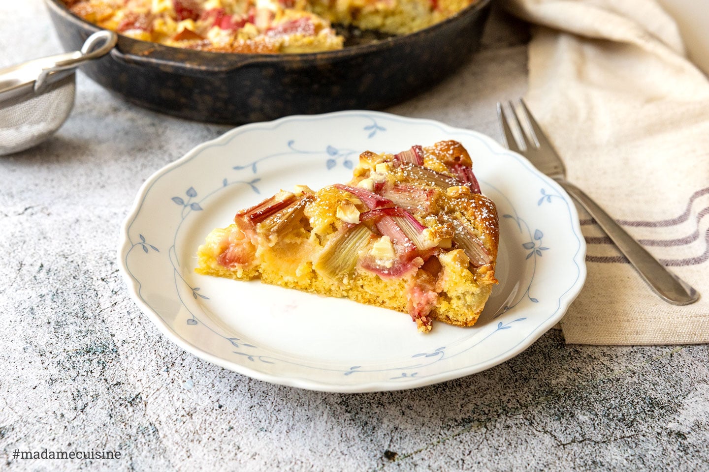 Rhabarberkuchen mit weißer Schokolade