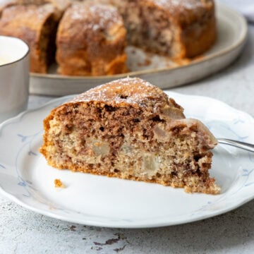 Kuchenstück mit Marmoreffekt und Birnenstückchen im Teig