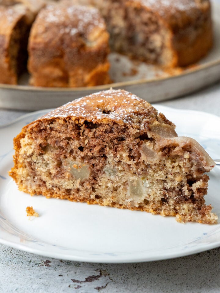 Kuchenstück mit Marmoreffekt und Birnenstückchen im Teig