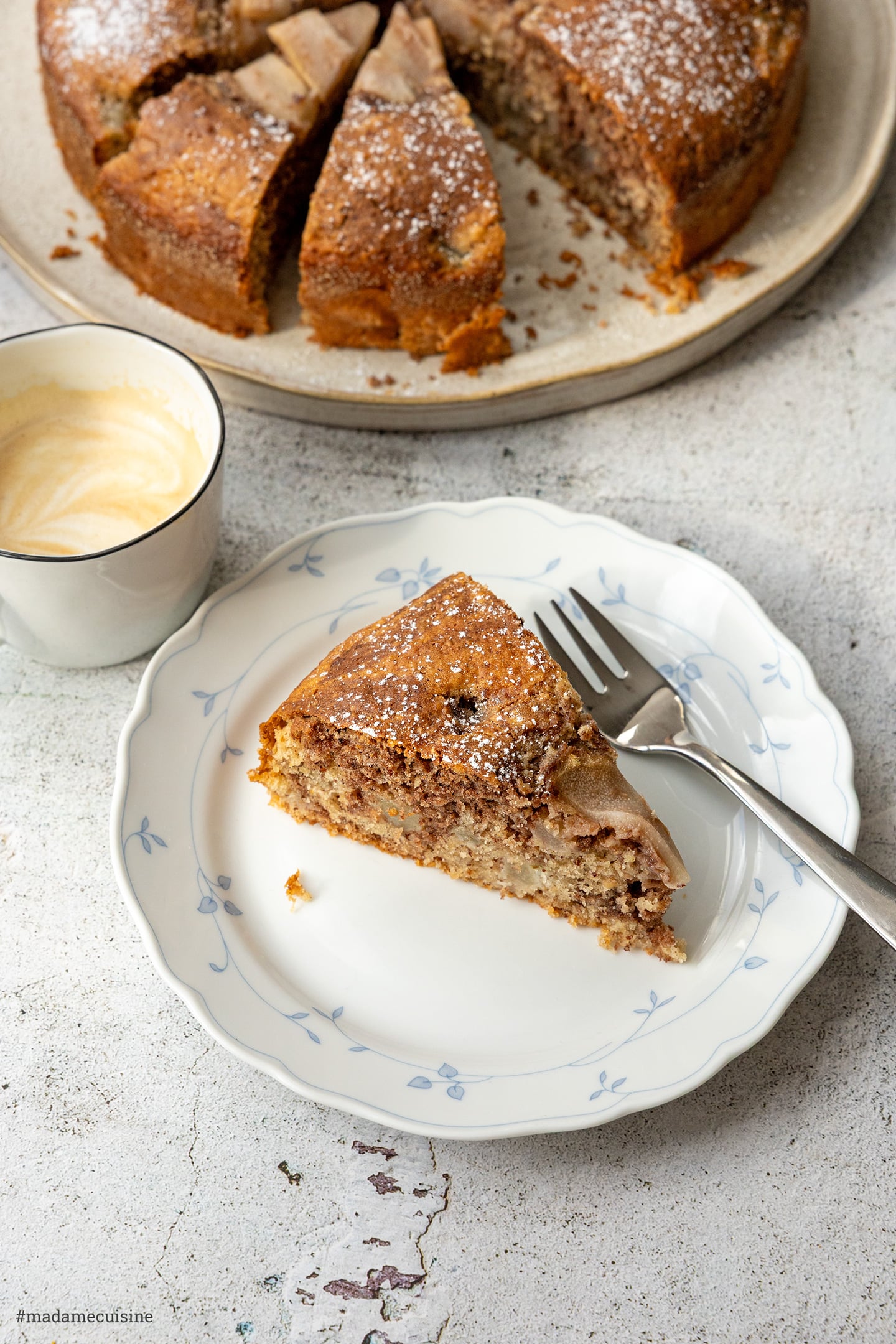 Birnen-Nuss-Kuchen: saftiges Kuchenstück mit Marmormuster und Birnenstückchen