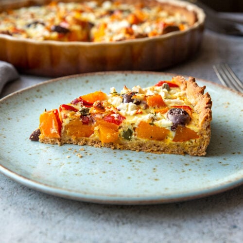 Herzhafte Kürbis-Tarte mit Tomaten und Oliven - Madame Cuisine