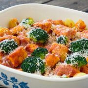 Nudeln mit Lachs und Brokkoli