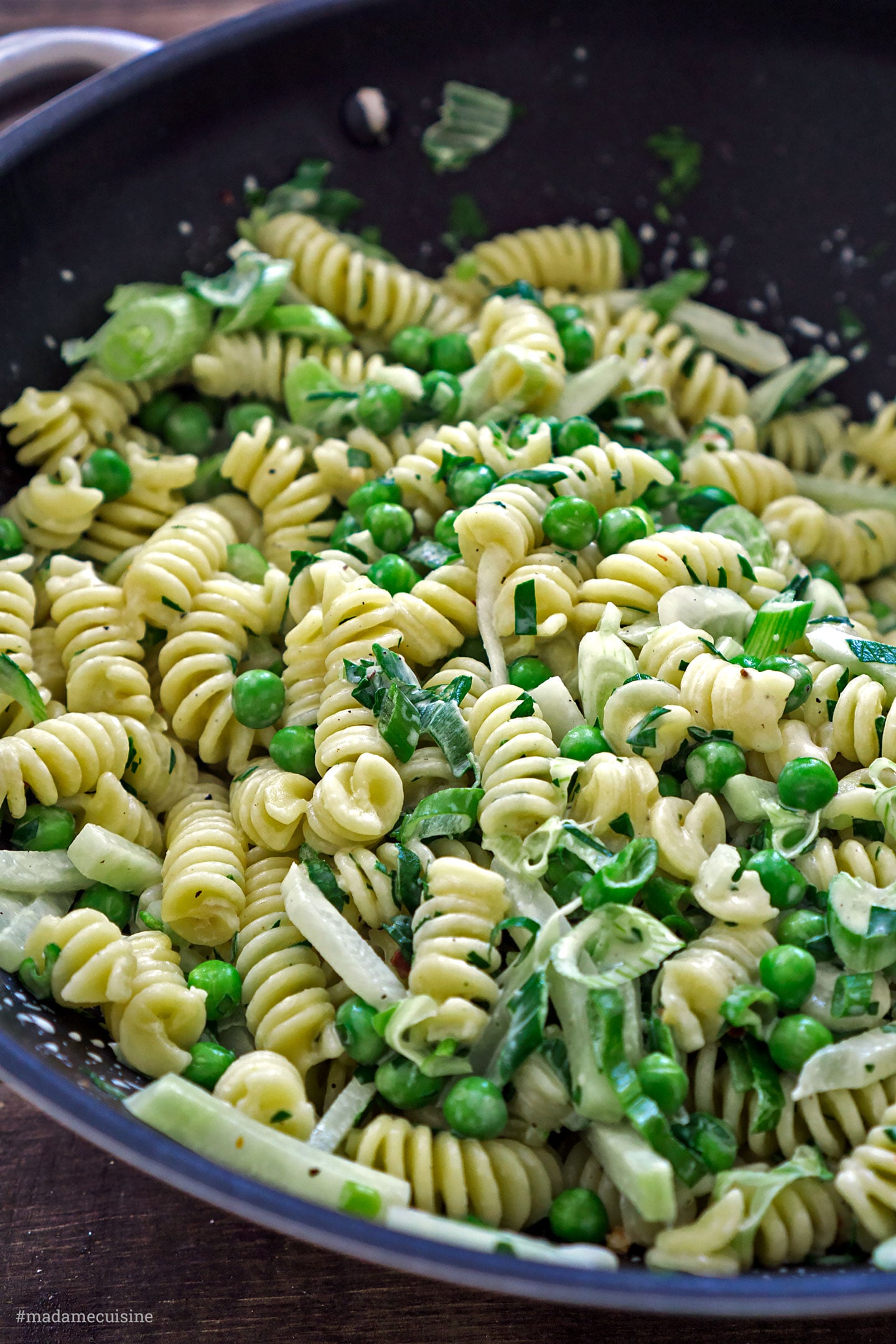 Frühlings-Pasta mit Frühlingszwiebeln, Erbsen und Kohlrabi.