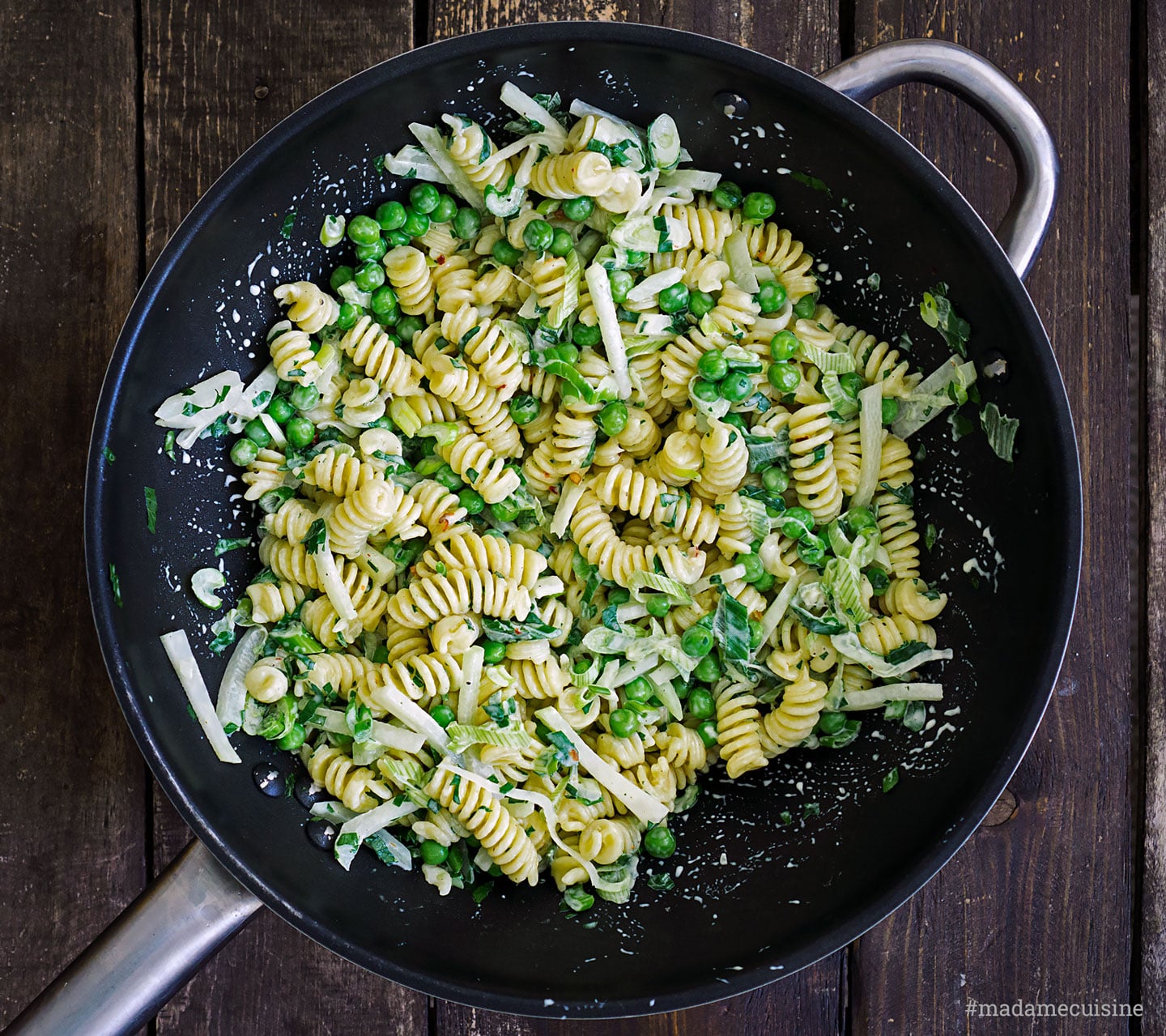 Frühlings-Pasta mit Frühlingszwiebeln, Erbsen und Kohlrabi.