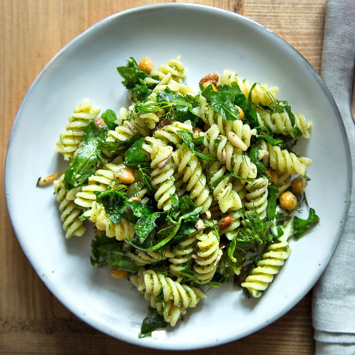 Nudelsalat mit Pesto, Kichererbsen und Kräutern 
