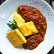 Polenta-Schnitten an Tomaten-Sugo