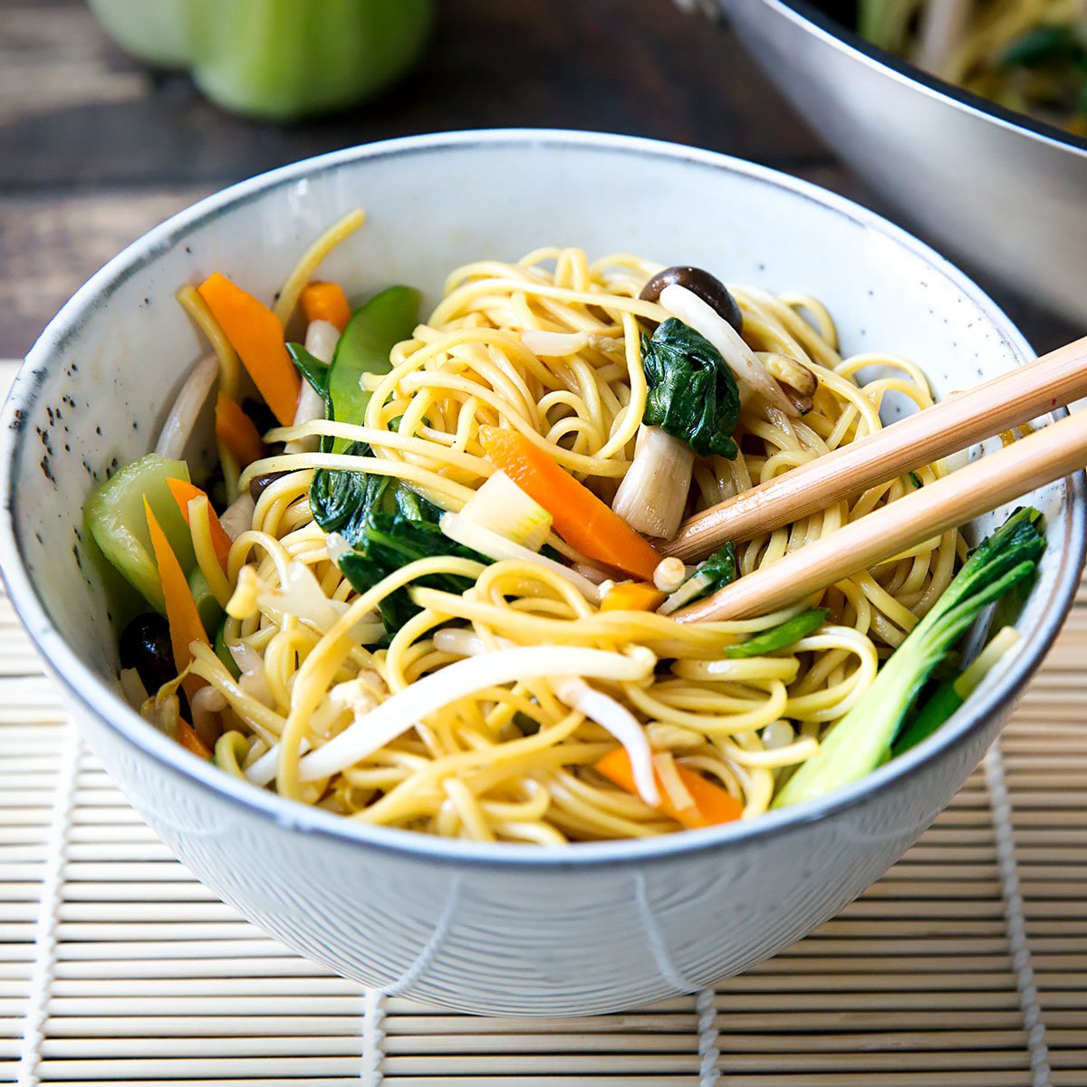 Gebratene Nudeln aus dem Wok (Chow Mein) 