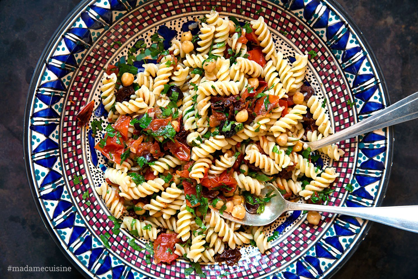 Mediterraner Nudelsalat für warme Tage | Madame Cuisine Rezept
