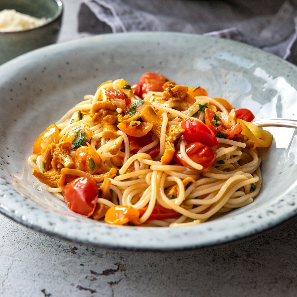 Spaghetti mit Pfifferlingen – einfaches Rezept mit Kirschtomaten