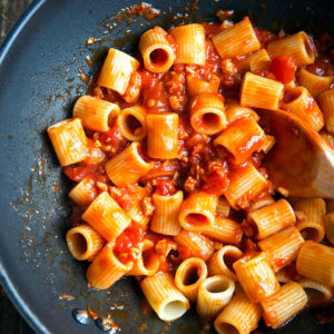 Amatriciana (mit Speck und Pecorino) | Madame Cuisine Rezept