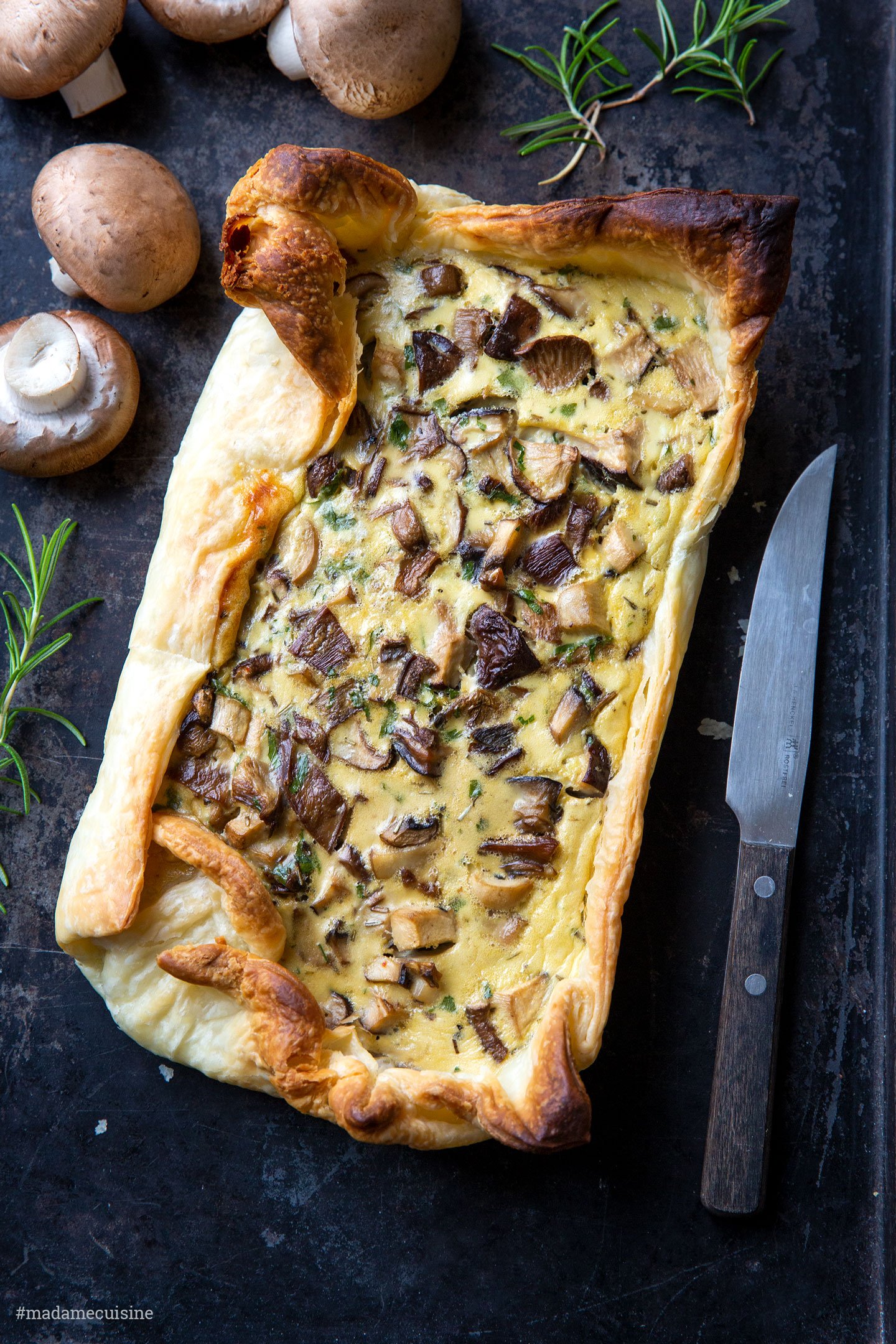 Pilz-Tarte mit gemischten Pilzen und Salat - Madame Cuisine