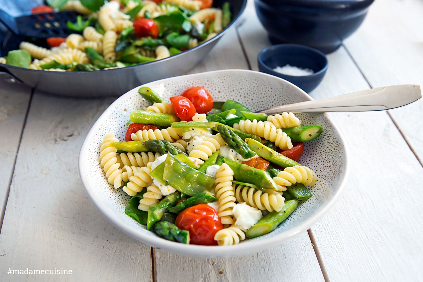 schnelle pasta mit grünem spargel und tomaten