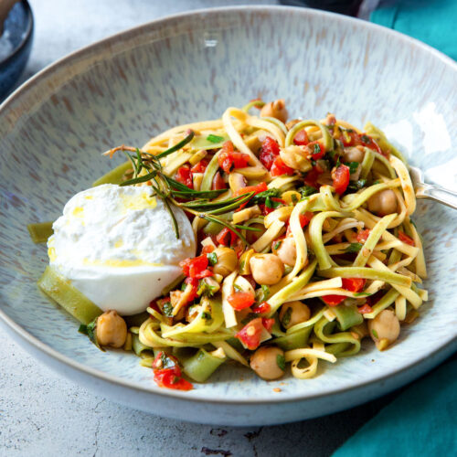 Sommerliche Pasta mit Oliven-Tomaten-Salsa - Madame Cuisine Sommerliche Pasta mit Oliven-Tomaten-Salsa - Madame Cuisine