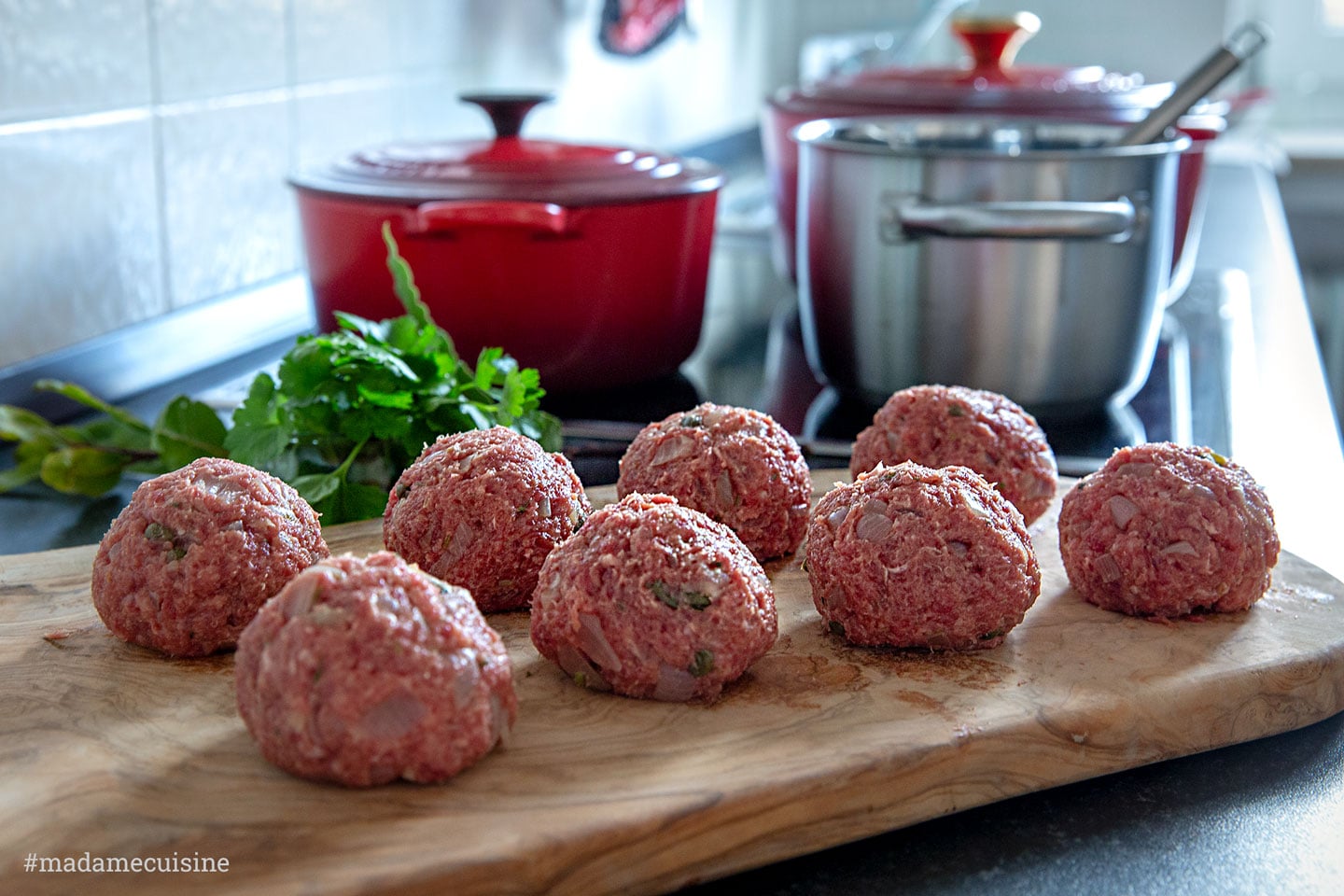 Hackfleisch in gleich große Bälle formen