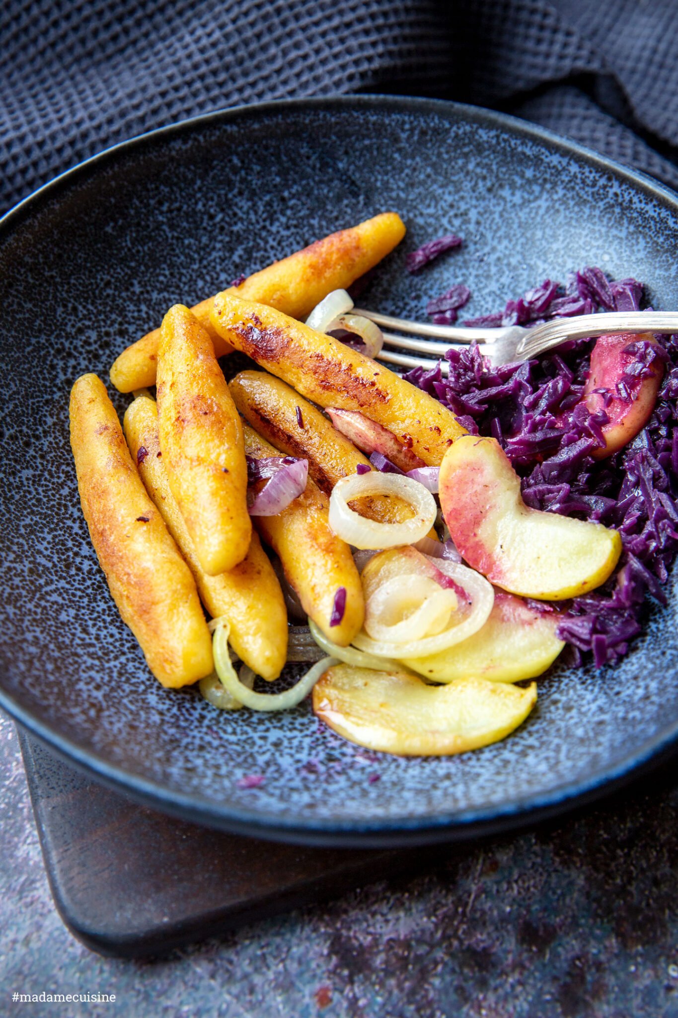 Schupfnudelpfanne mit Rotkohl, Apfel und Zwiebel - Madame Cuisine Schupfnudelpfanne mit Rotkohl, Apfel und Zwiebel - Madame Cuisine