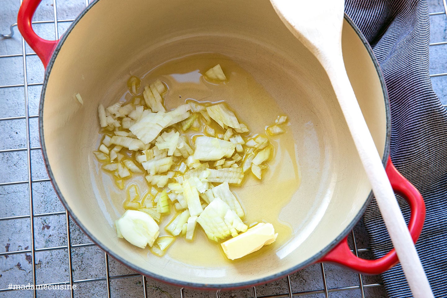 Zwiebeln und Knoblauch in Olivenöl und Butter andünsten