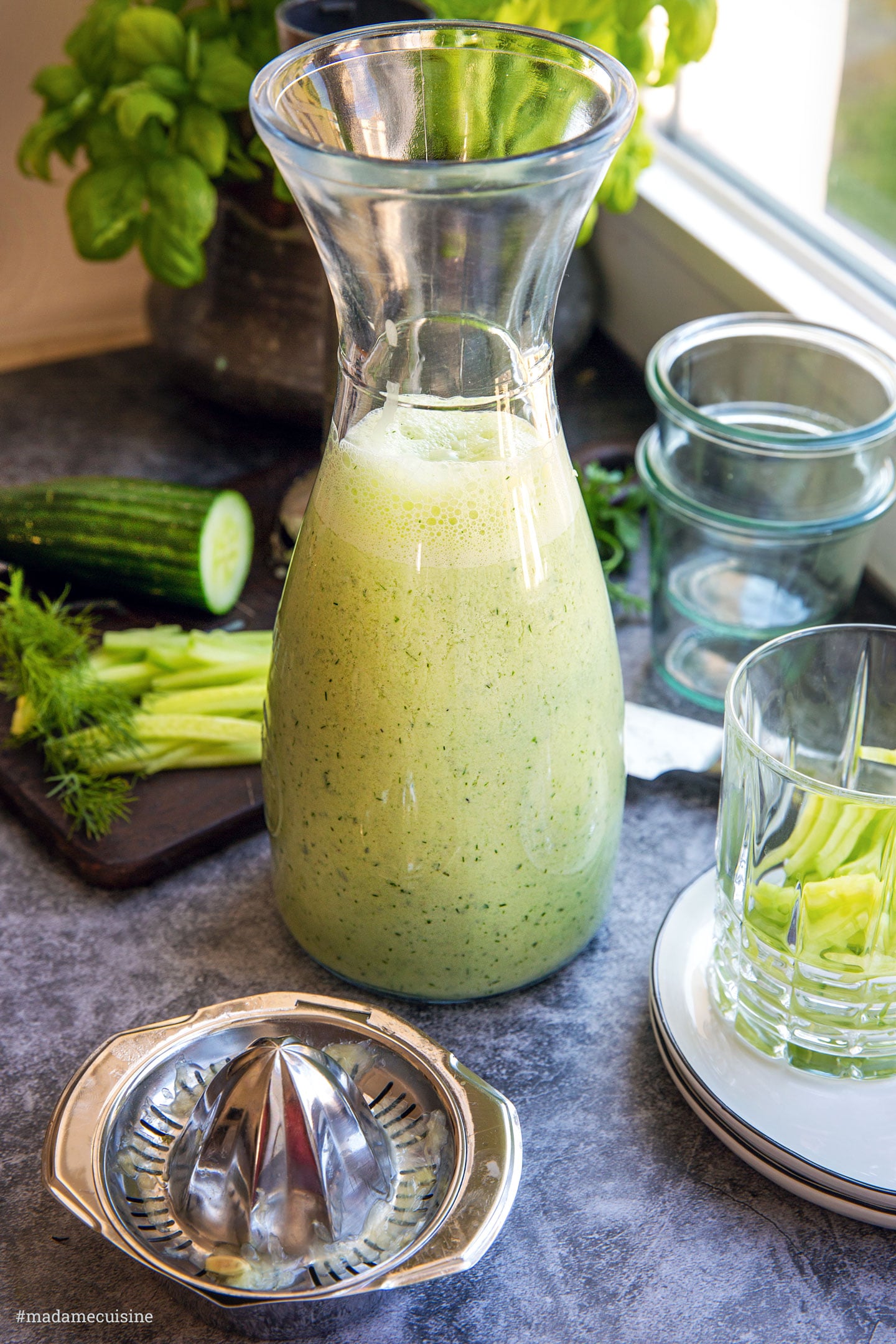 Frisch püriert: Gurke mit Kräutern, Gemüsebrühe und Joghurt