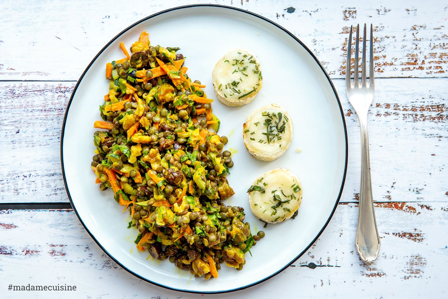 Marokkanischer Linsensalat mit Kurkuma-Dressing und Ziegenkäse
