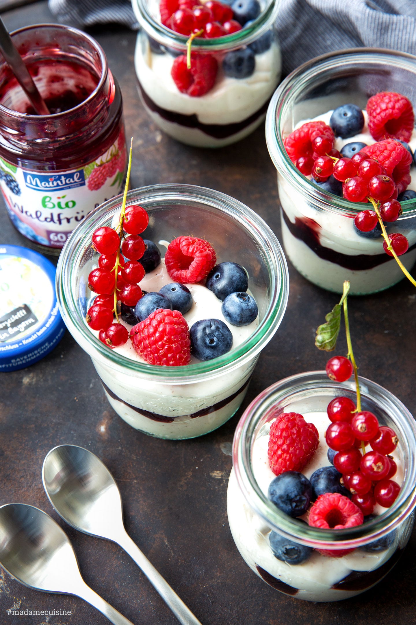 Vanille-Quark-Creme mit Waldbeeren