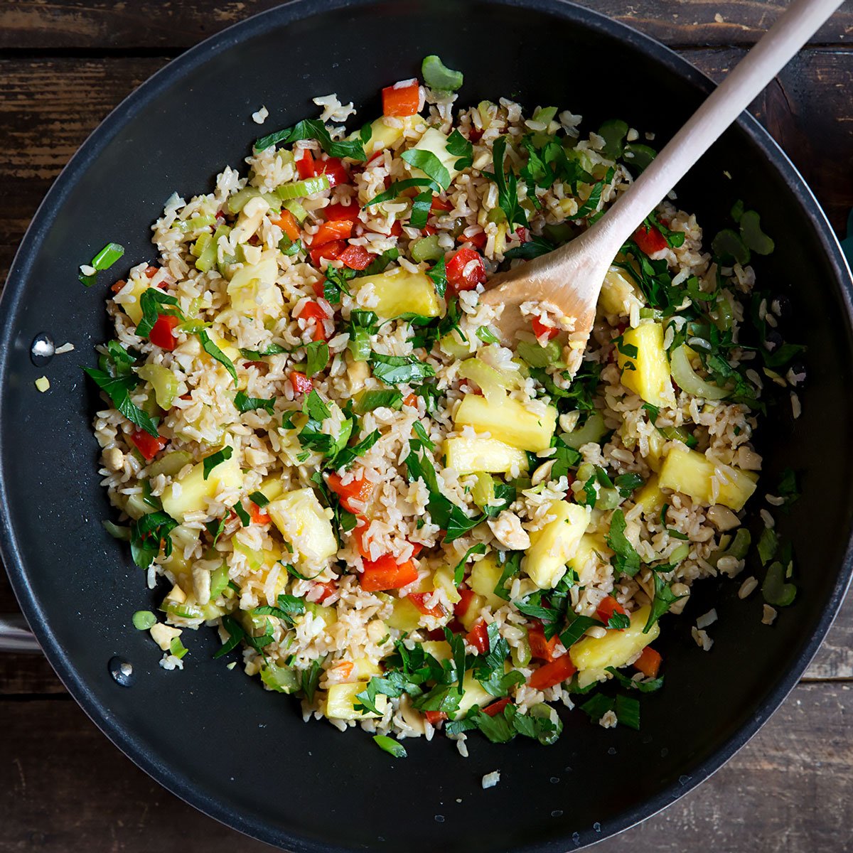 Thailändischer Bratreis mit Ananas 