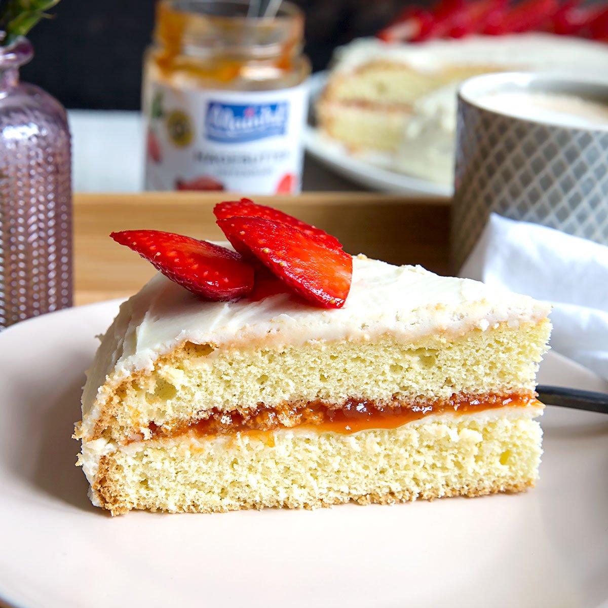 Muttertags-Torte mit Hagebutten-Konfitüre 