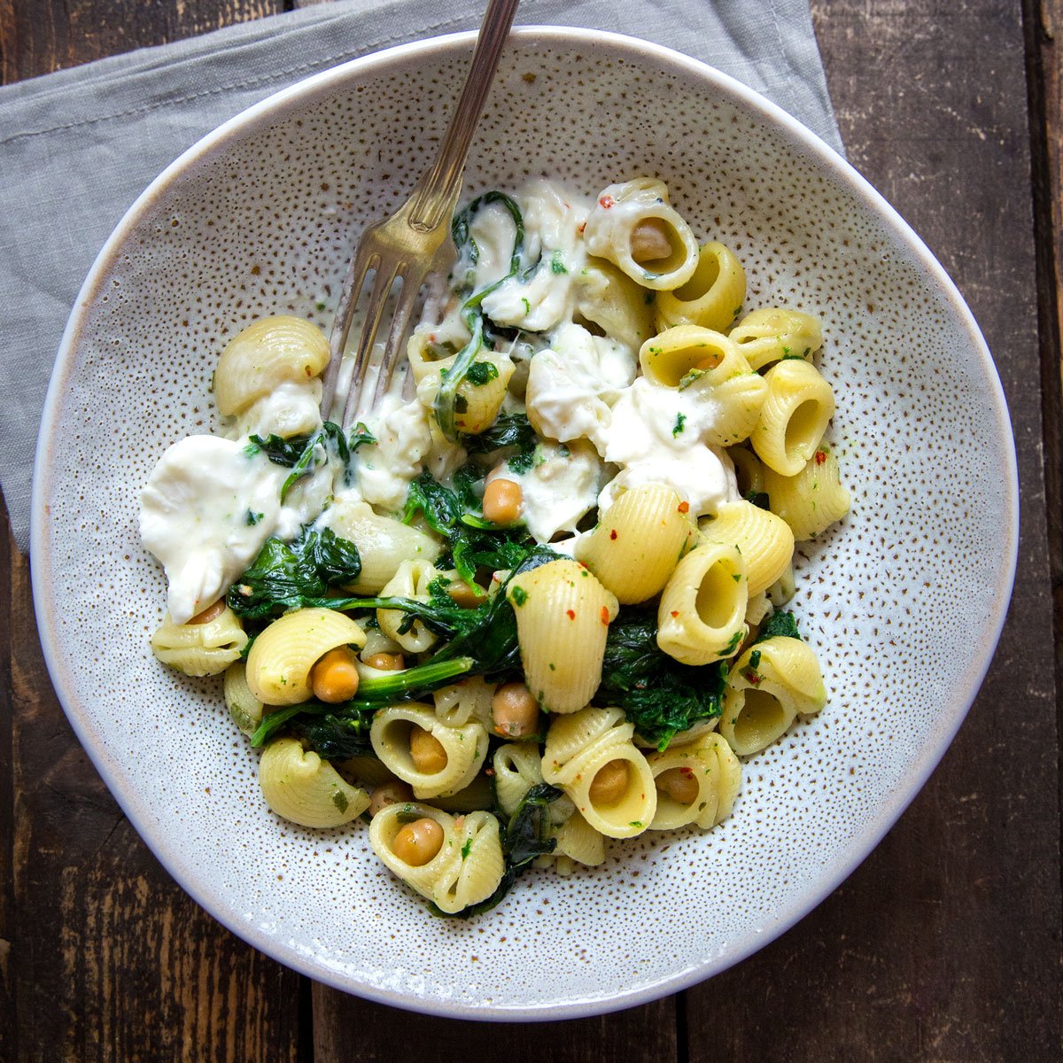 Pasta mit Kichererbsen, Spinat und Chili 