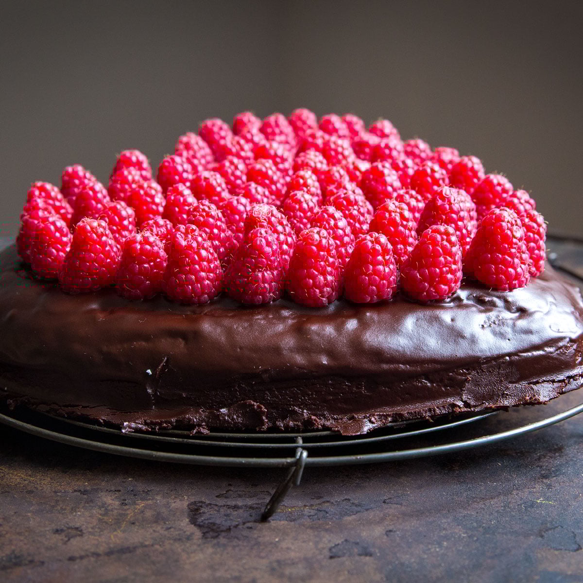 Schokoladenkuchen mit Himbeeren 