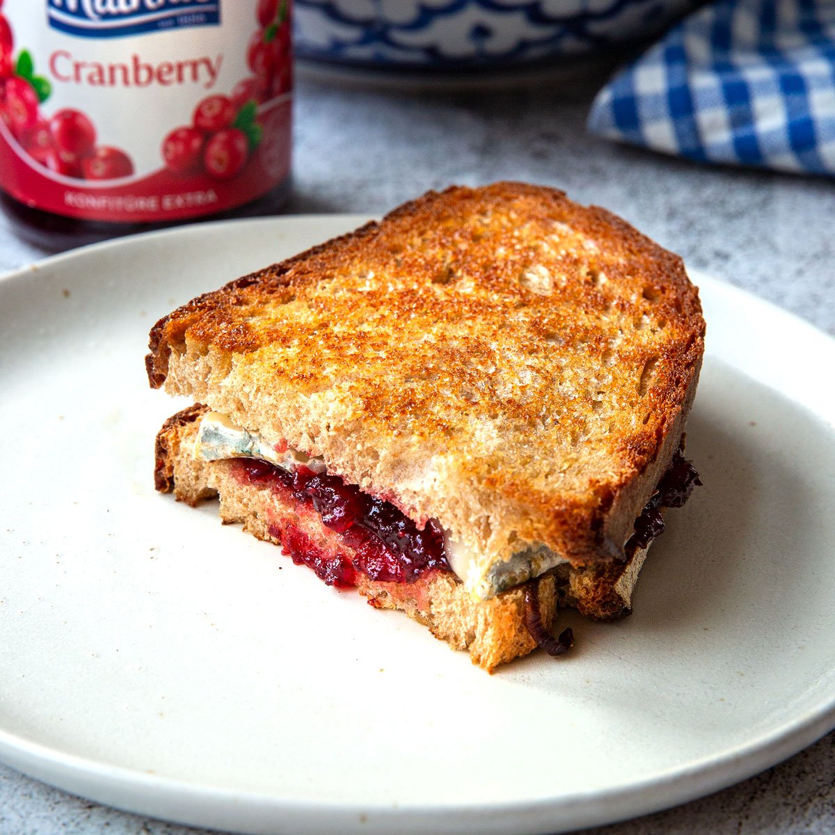 Grilled Cheese Sandwich mit Cranberry-Konfitüre - Madame Cuisine