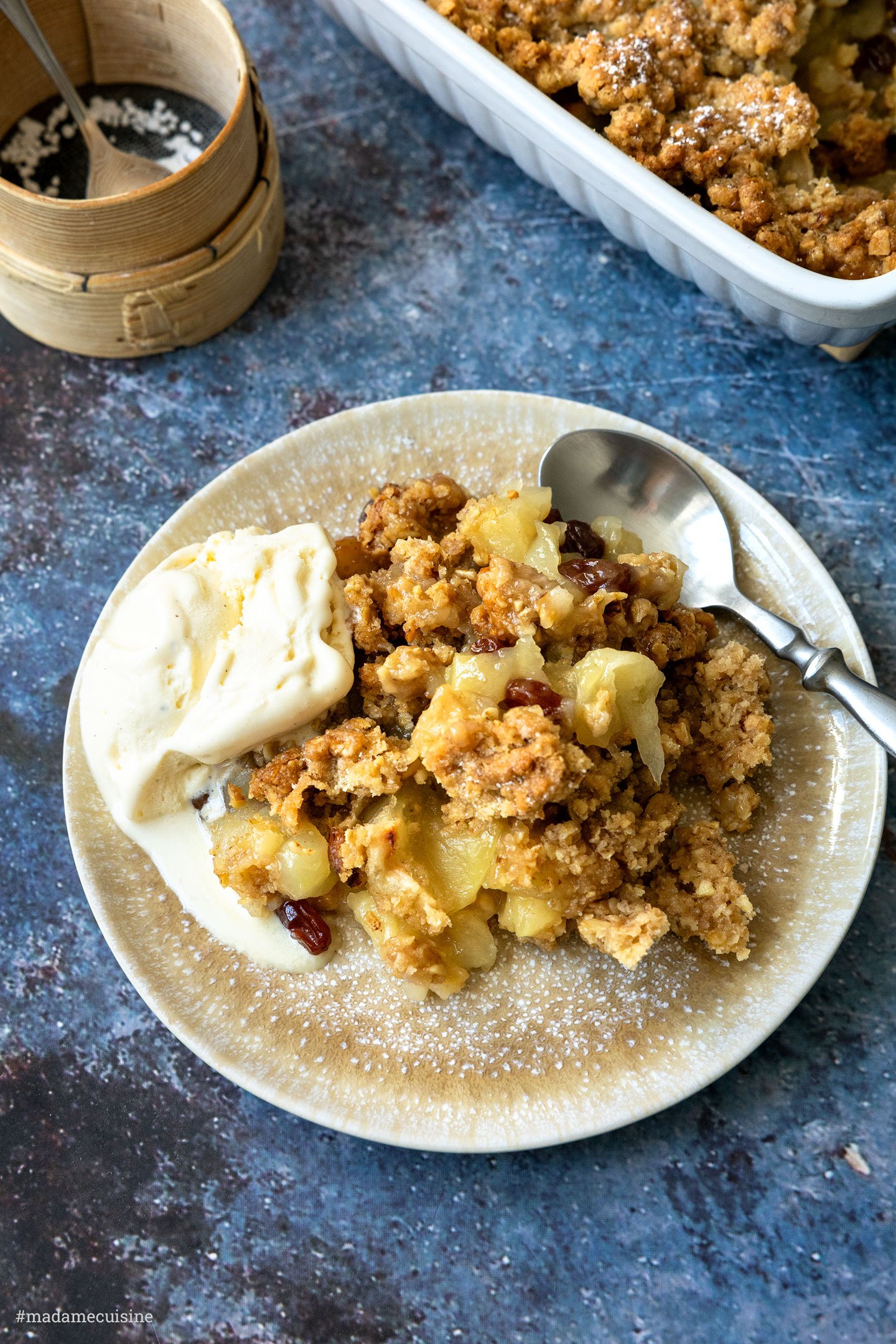 Apple Crumble mit Vanilleeis | Madame Cuisine Rezept