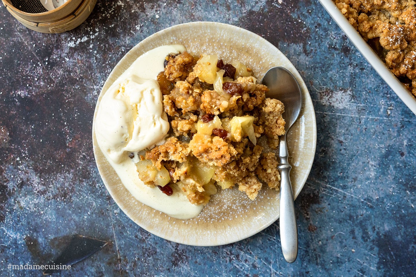 Apple Crumble mit Vanilleeis | Madame Cuisine Rezept