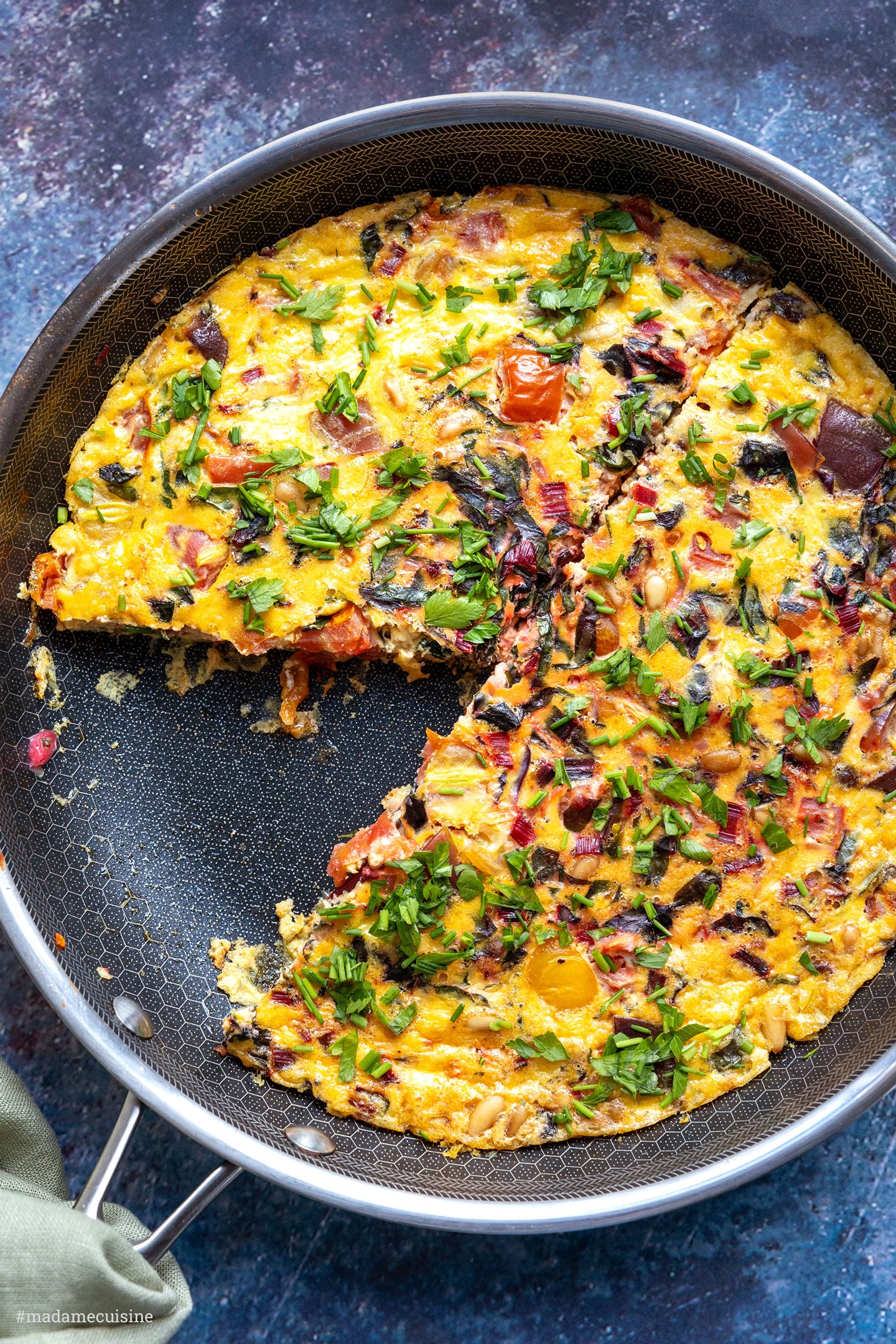 Frittata mit Mangold, Rosinen und Pinienkernen