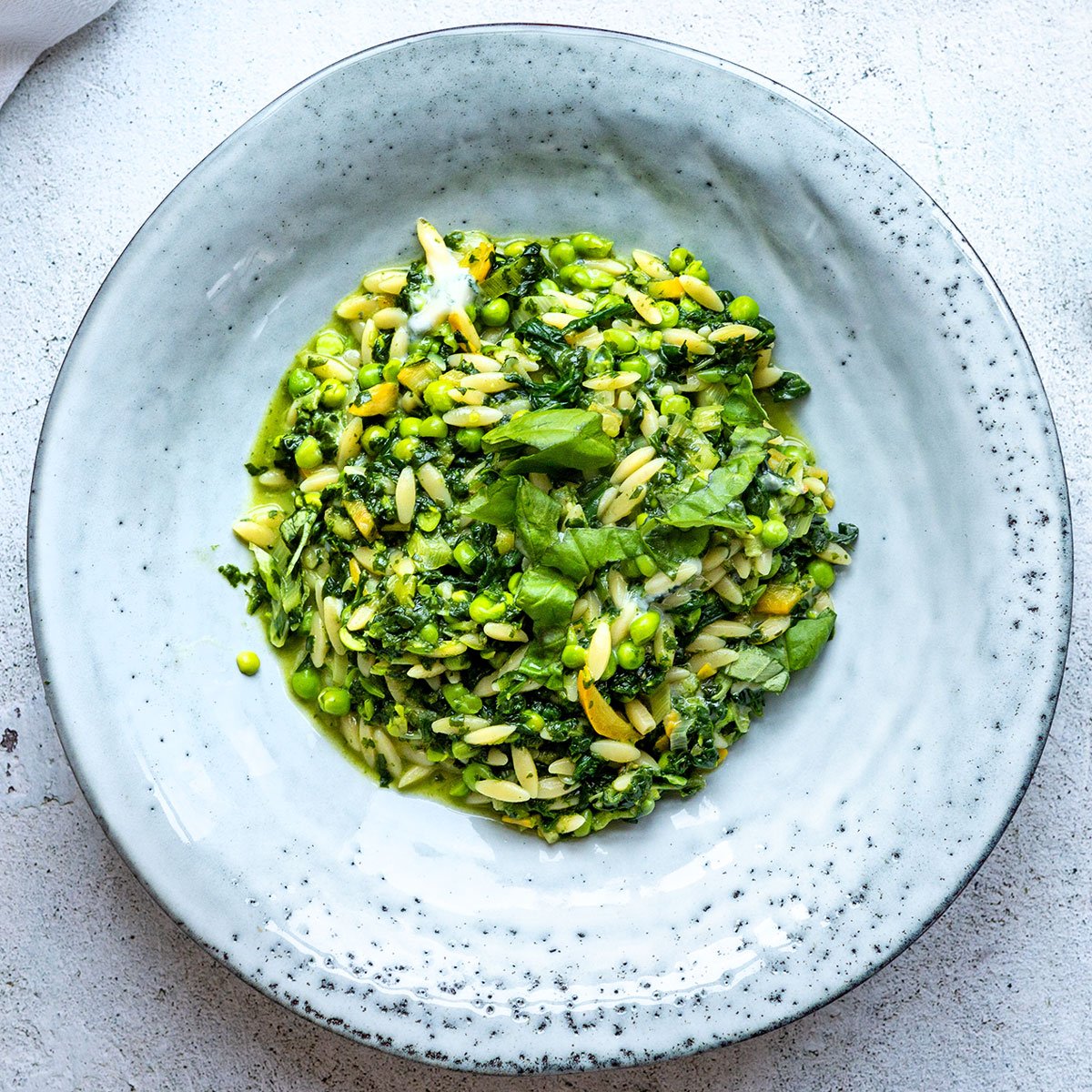 Orzo-Reisnudeln mit Spinat 