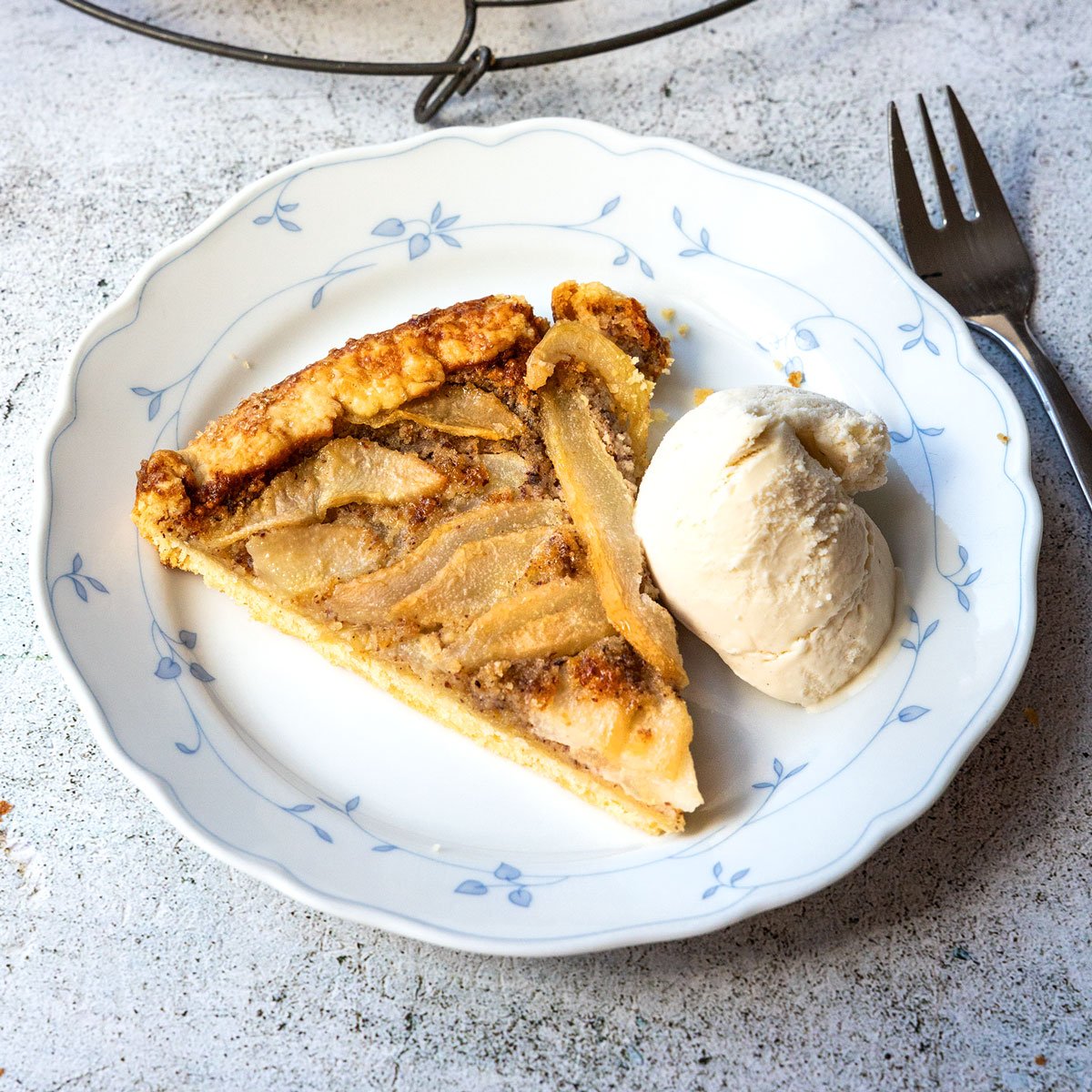 Birnen-Galette mit Vanilleeis 