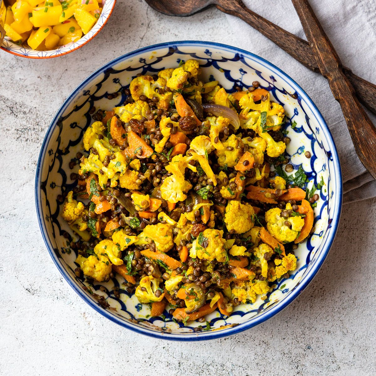 Rustikaler Linsensalat mit geröstetem Blumenkohl 