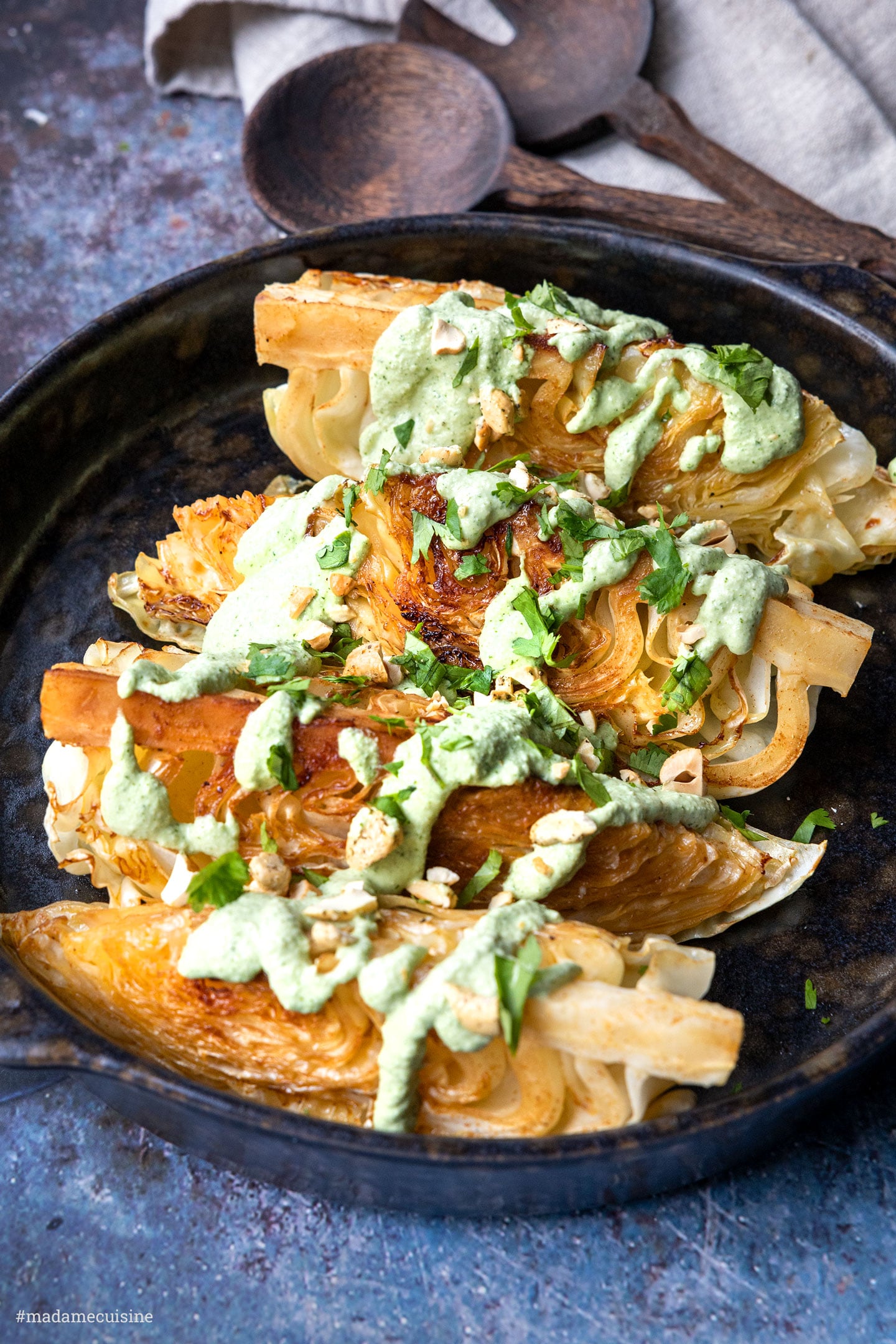 Gebratener Spitzkohl mit Cashew-Crème | Madame Cuisine Rezept