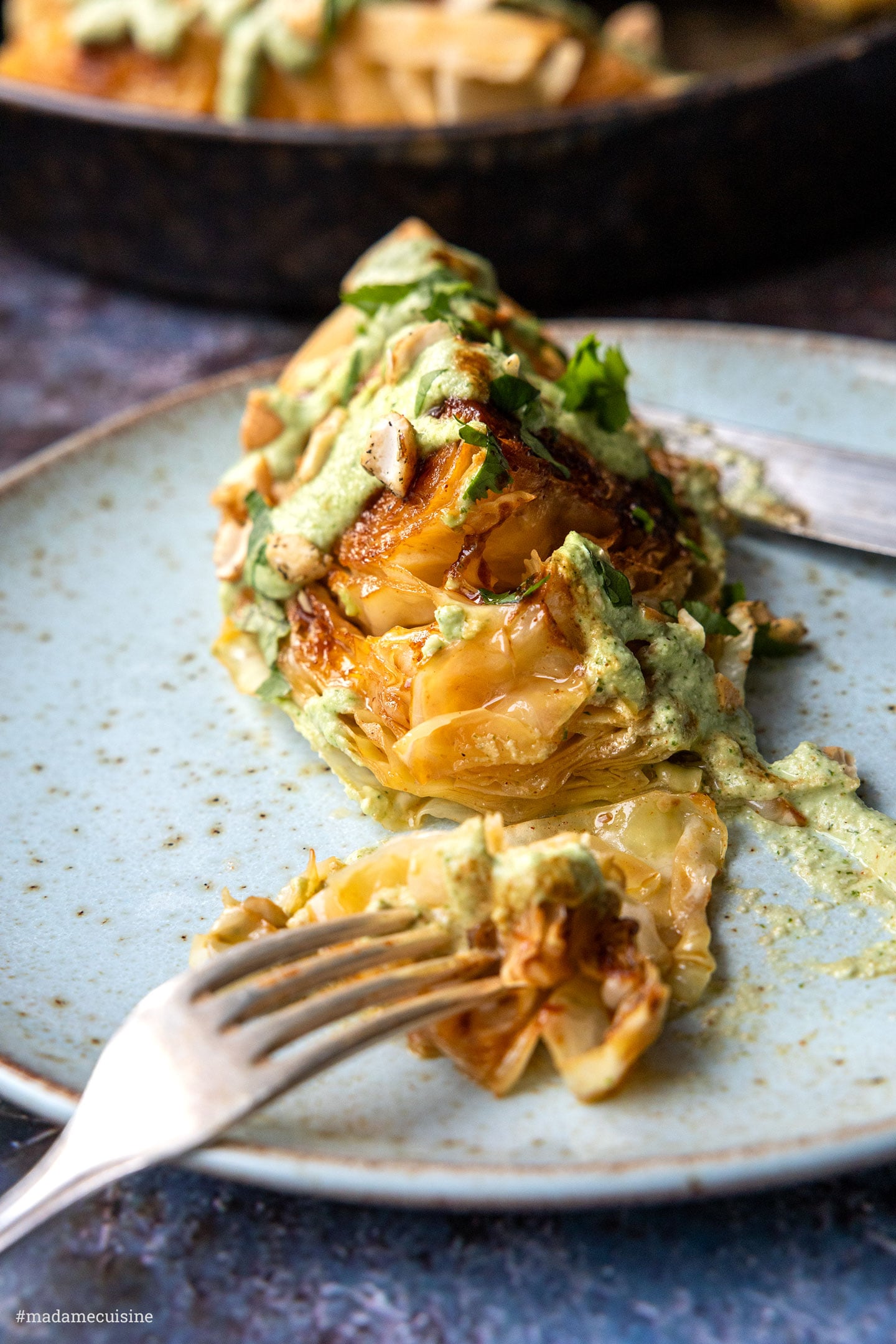 Gebratener Spitzkohl mit Cashew-Crème | Madame Cuisine Rezept