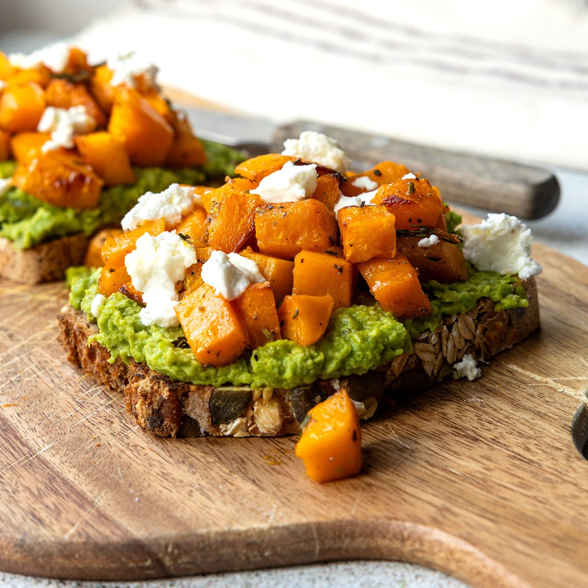 Brot mit Erbsenpüree und Kürbis 