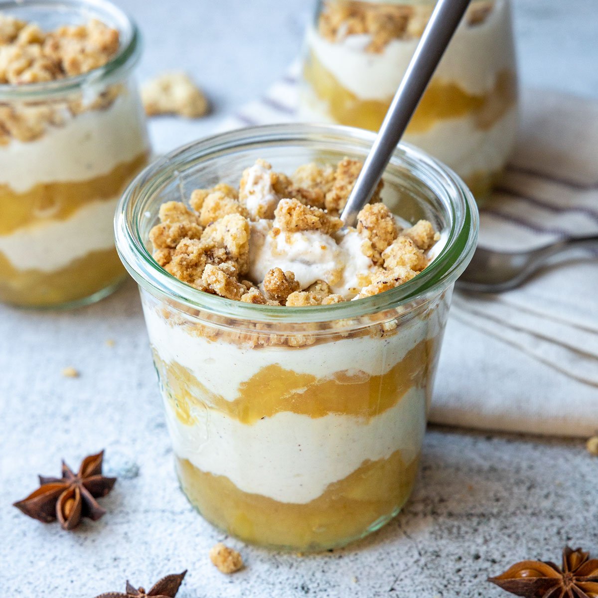 Bratapfel-Crumble mit Zimtcrème 
